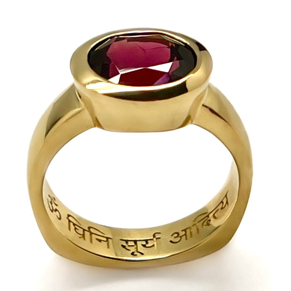 Oocha Mani - Rhodolite Ring for the Sun, 18K Gold, Jyotish jewelry. Vedic astrology jewelry